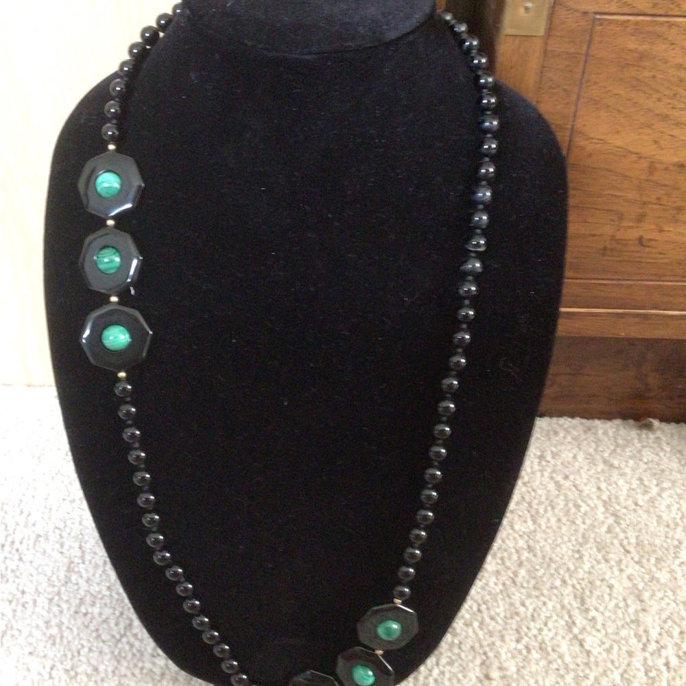 VINTAGE DECO MALACHITE AND ONYX NECKLACE - Picture 7 of 12